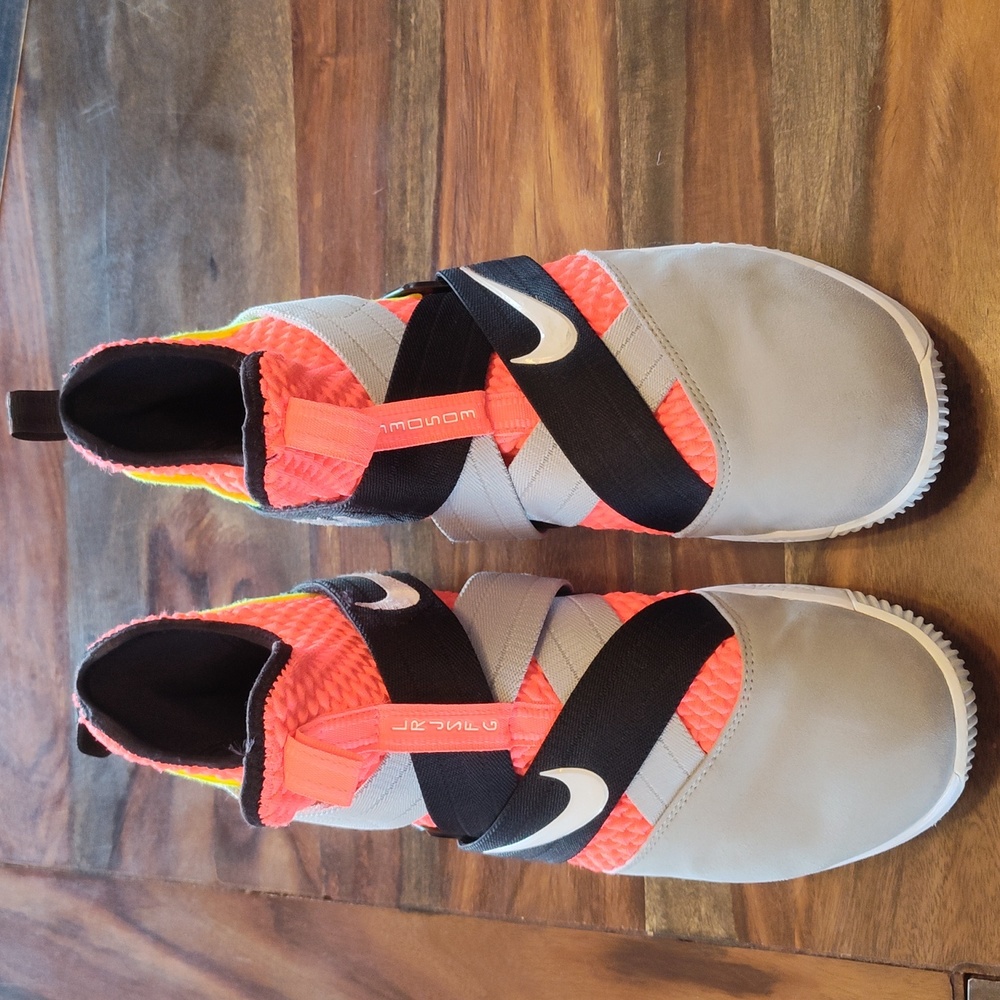 Men's basketball shoes
